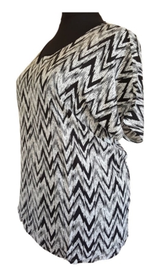 Sort/Hvid feminin top m. v-udskæring - Studio Sort/Hvid feminin top m. v-udskæring - Studio