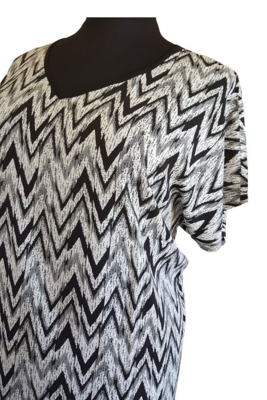 Sort/Hvid feminin top m. v-udskæring - Studio Sort/Hvid feminin top m. v-udskæring - Studio