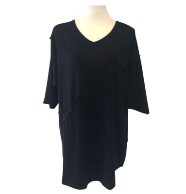 Sort T-shirt m. V-hals og V-dryp - Handberg Sort T-shirt m. V-hals og V-dryp - Handberg