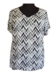 Sort/Hvid feminin top m. v-udskæring - Studio Sort/Hvid feminin top m. v-udskæring - Studio