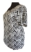 Sort/Hvid feminin top m. v-udskæring - Studio Sort/Hvid feminin top m. v-udskæring - Studio