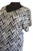 Sort/Hvid feminin top m. v-udskæring - Studio Sort/Hvid feminin top m. v-udskæring - Studio